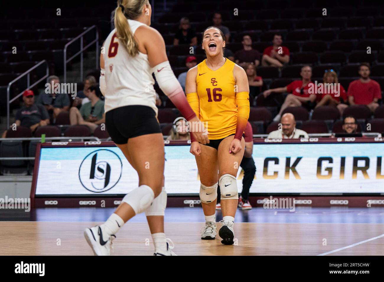 Gala Trubint (16) celebra durante un partido de voleibol femenino de la NCAA contra los Maristas Red Foxes, el sábado 9 de septiembre de 2023, en la t Foto de stock