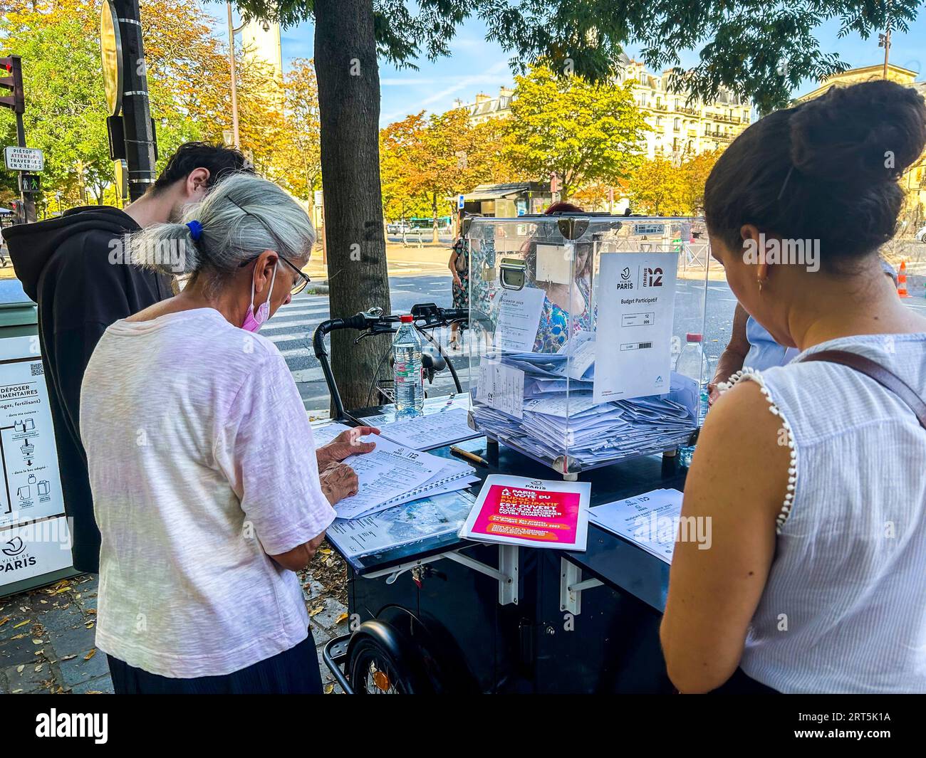 París, Francia, Grupos Pequeños, Parisinos, Participando en el Proyecto de Democracia Local, Mujeres votando por proyectos locales en los barrios de Street 'Budget Participatif' Foto de stock