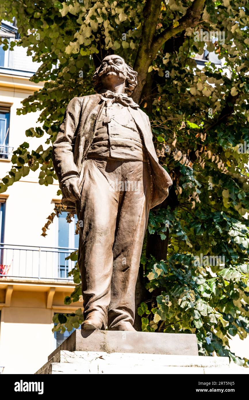 Estatua del escritor francés Gustave Flaubert, en Place des Carmes, centro de la ciudad de Rouen, Francia Foto de stock