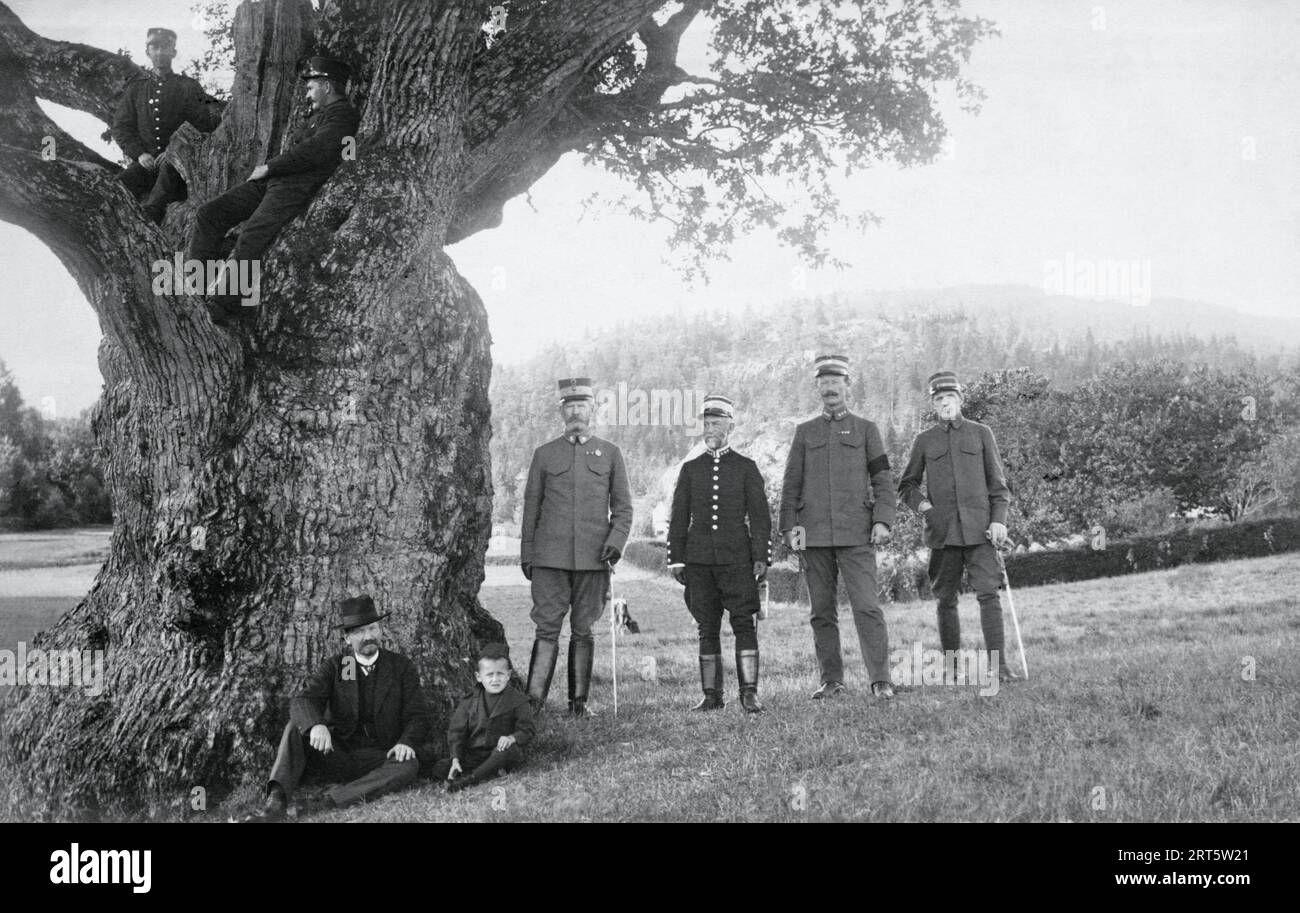 Oficiales del ejército noruego posando con el Roble Mollestad, 10/09/1911. Foto de stock