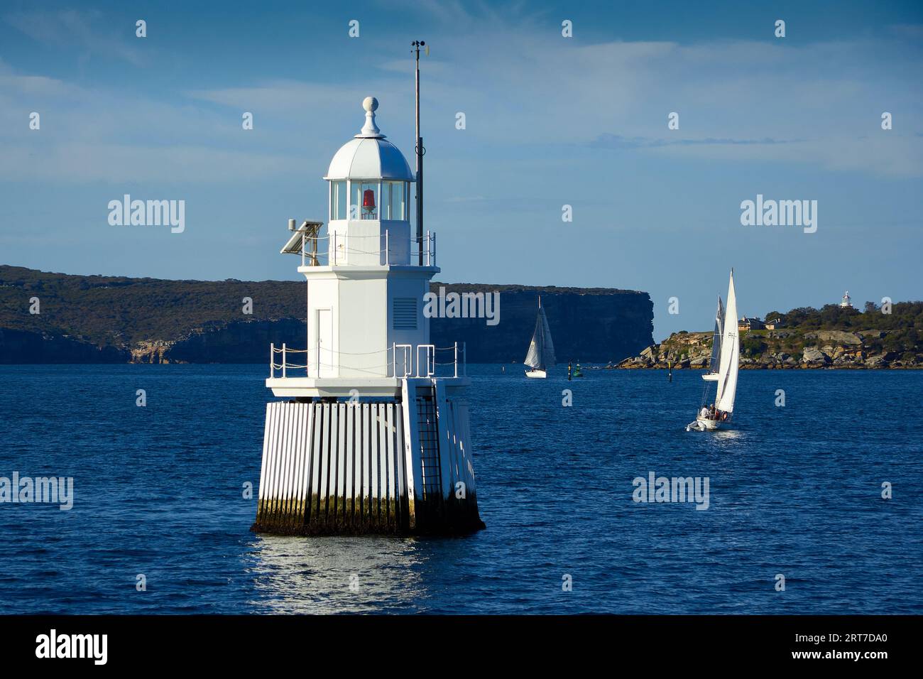 El reconstruido Western Channel Pile Light está situado junto a Georges Head en Mosman & Marks the Sow y Cochinos Reef en el puerto de Sydney, Hornby Lighthouse a la derecha. Foto de stock