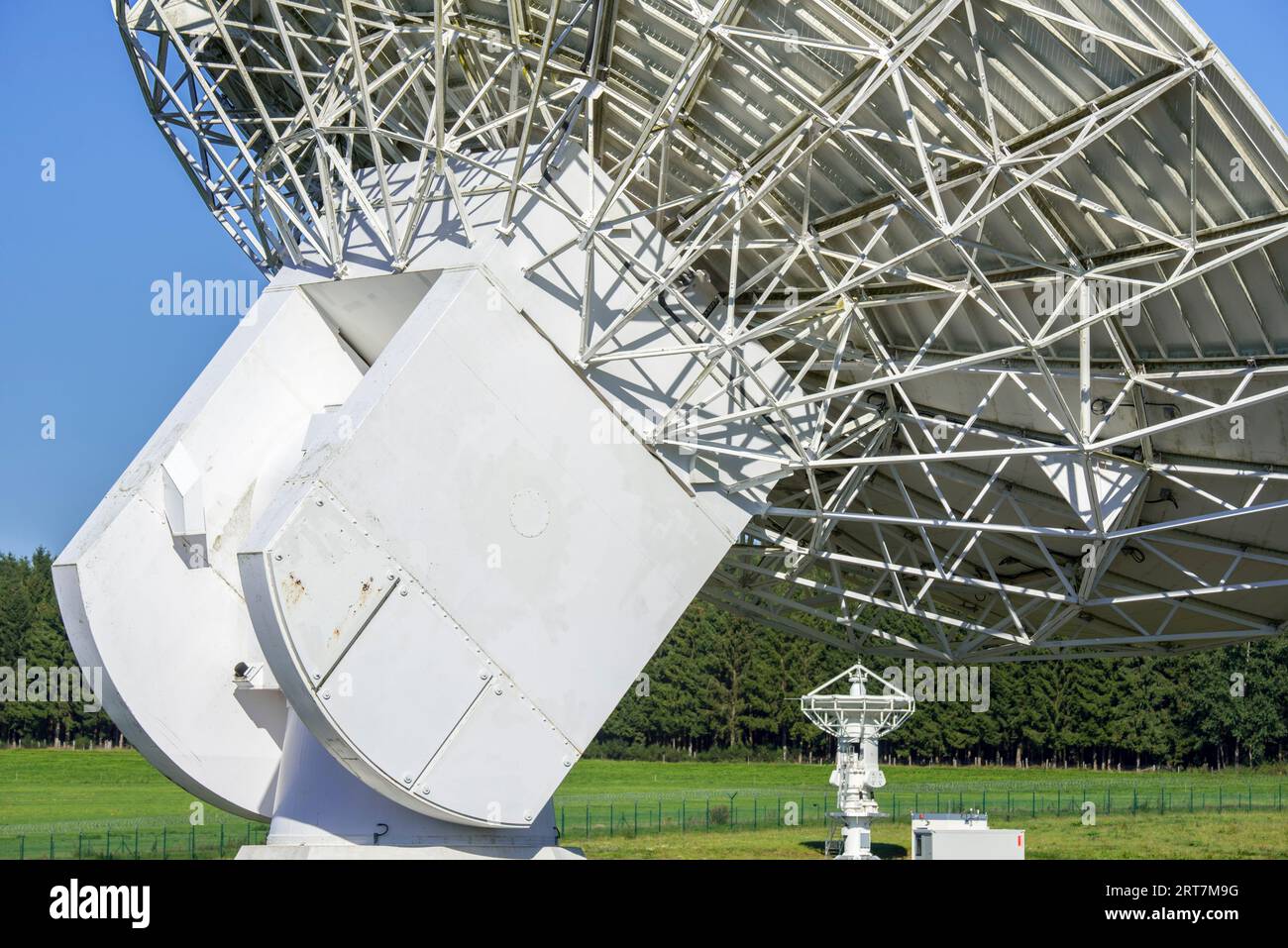 Antenas Galileo en la Estación Redu, estación de antena de radio ESTRACK para la comunicación con naves espaciales en Libin, Luxemburgo, Valonia, Bélgica Foto de stock