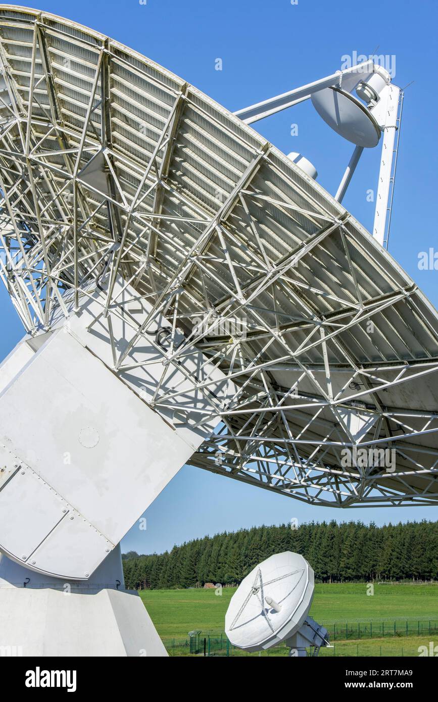 Antenas Galileo en la Estación Redu, estación de antena de radio ESTRACK para la comunicación con naves espaciales en Libin, Luxemburgo, Valonia, Bélgica Foto de stock