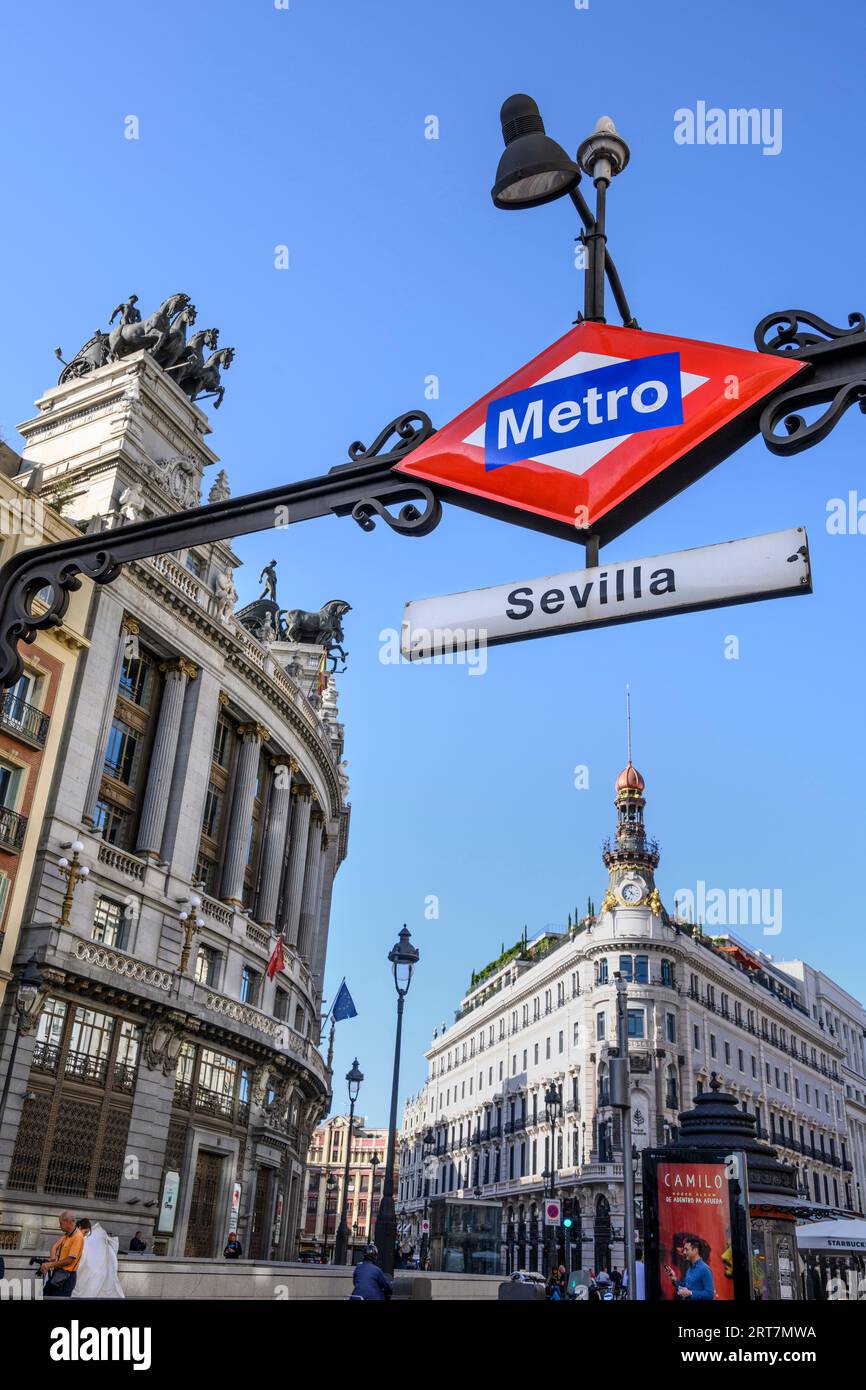 Estación de metro de Sevilla en la Calle de Alcalá con el Hotel Four Seasons (derecha) y el antiguo Banco de Bilbao (izquierda) al fondo, Madrid, España. Foto de stock