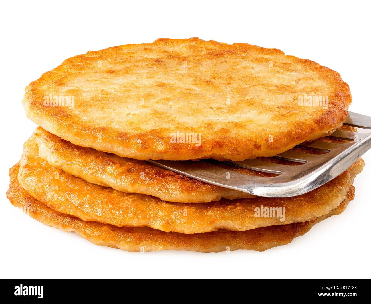 Pila de tortitas de patata con espátula aislada en blanco. Foto de stock