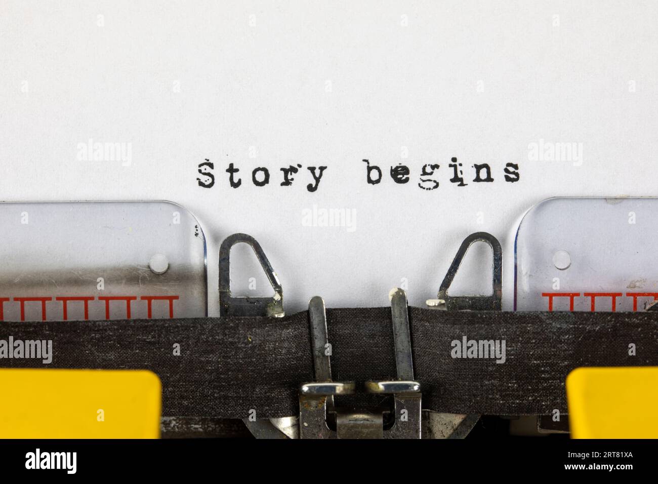 La historia comienza - escrito en una vieja máquina de escribir Foto de stock