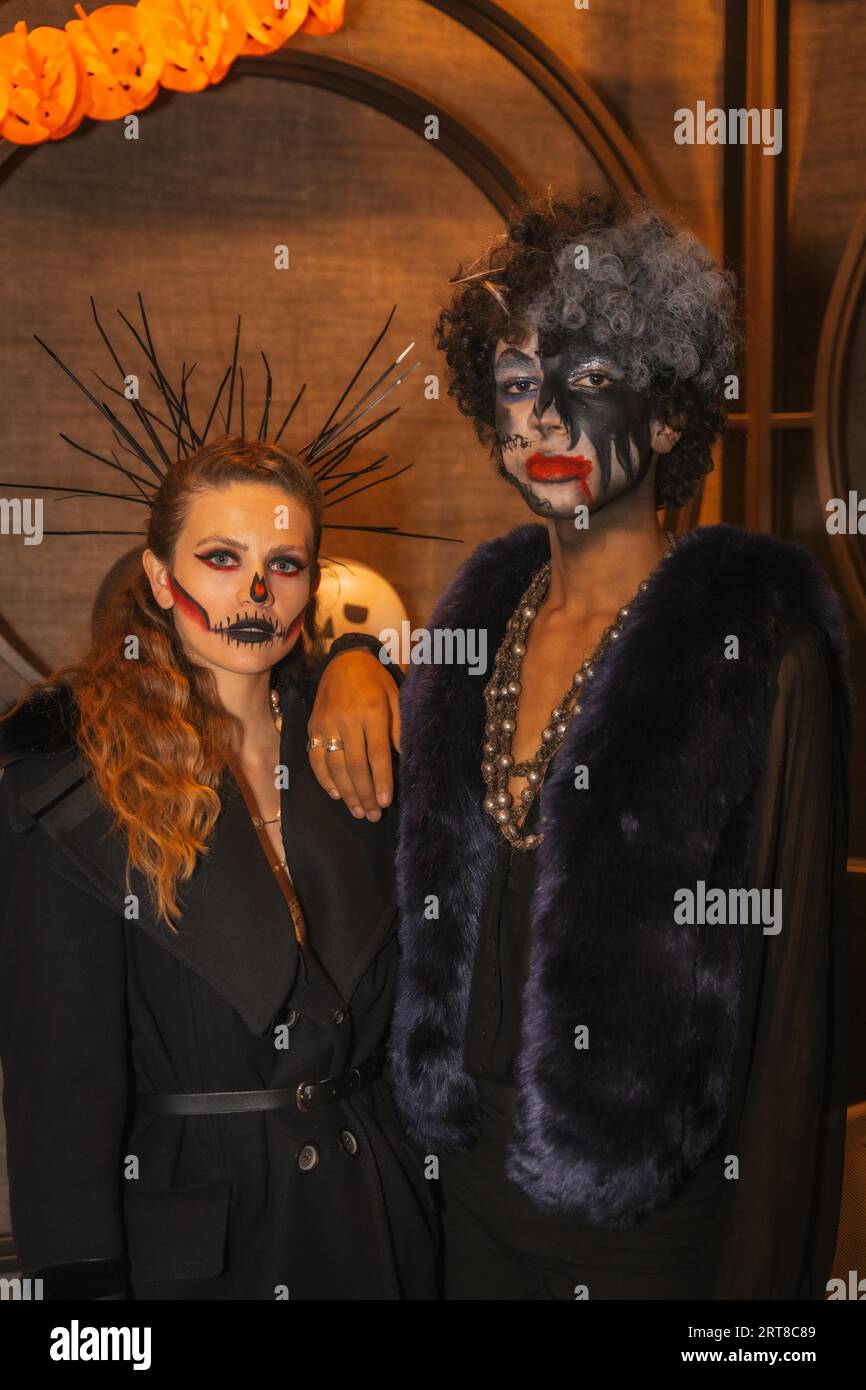 Fiesta de Halloween con amigos en una discoteca, retrato de una pareja de amigos en maquillaje Foto de stock