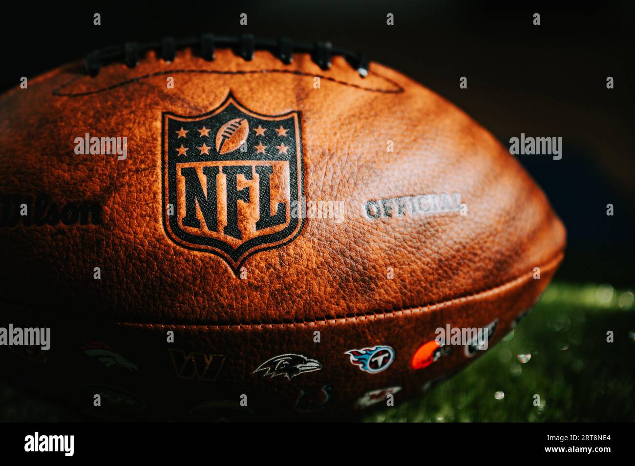 NUEVA YORK, EE.UU., 11 DE SEPTIEMBRE de 2023: Balón de cuero y emblema de la NFL en el foco. Balón oficial de la Liga Nacional de Fútbol Foto de stock