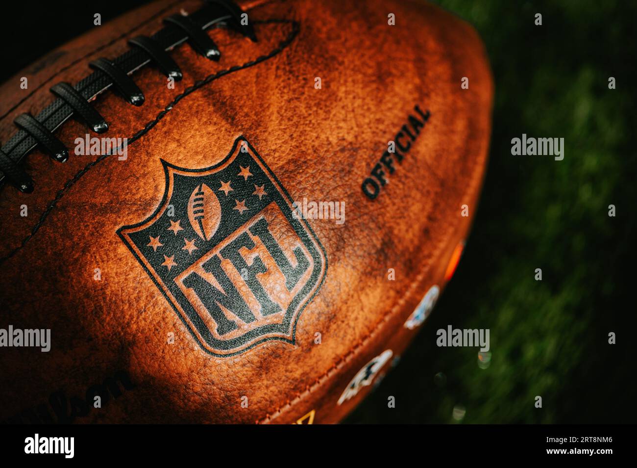 NUEVA YORK, EE.UU., 11 DE SEPTIEMBRE de 2023: Icono de la NFL en cuero: Una mirada detallada - Balón oficial de la Liga Nacional de Fútbol Foto de stock
