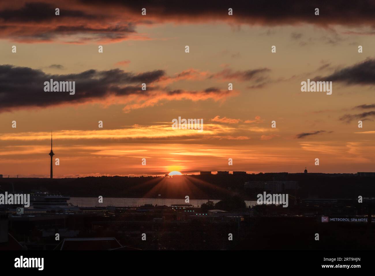 Punto de vista de Kohtuotsa desde la ciudad alta Toompea au lever du soleil Foto de stock