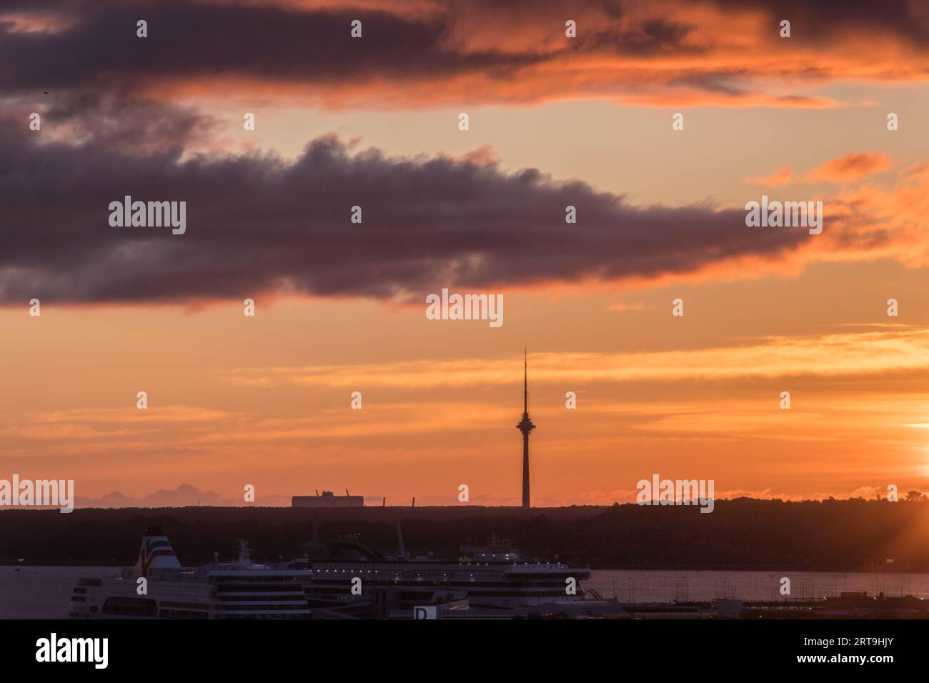 Punto de vista de Kohtuotsa desde la ciudad alta Toompea au lever du soleil Foto de stock