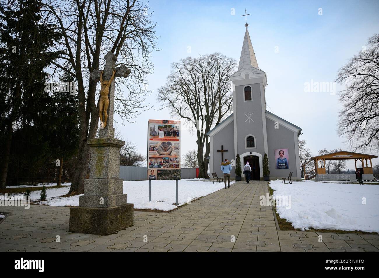 La Iglesia de Nuestra Señora de los Siete Dolores sostiene las reliquias de la Beata Anna Kolesárová en Vysoká nad Uhom, Eslovaquia, donde vivió. Foto de stock