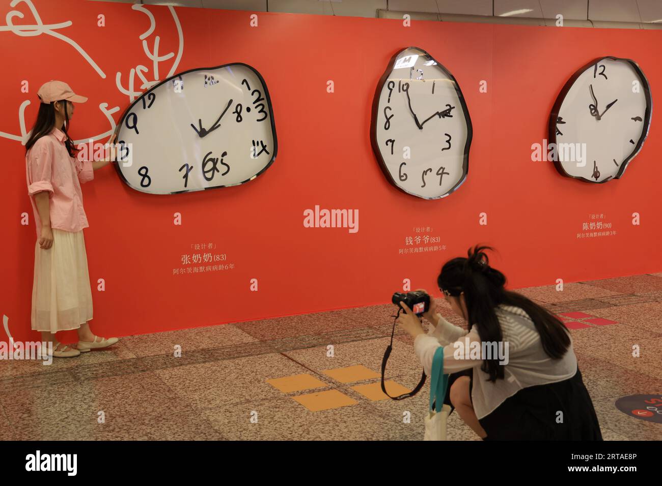 Las pruebas de dibujo del reloj realizadas por personas mayores con la  enfermedad de Alzheimer se exhiben en la estación Xujiahui en Shanghai,  China. 9º de septiembre de 2023. (Foto de ChinaImages/Sipa