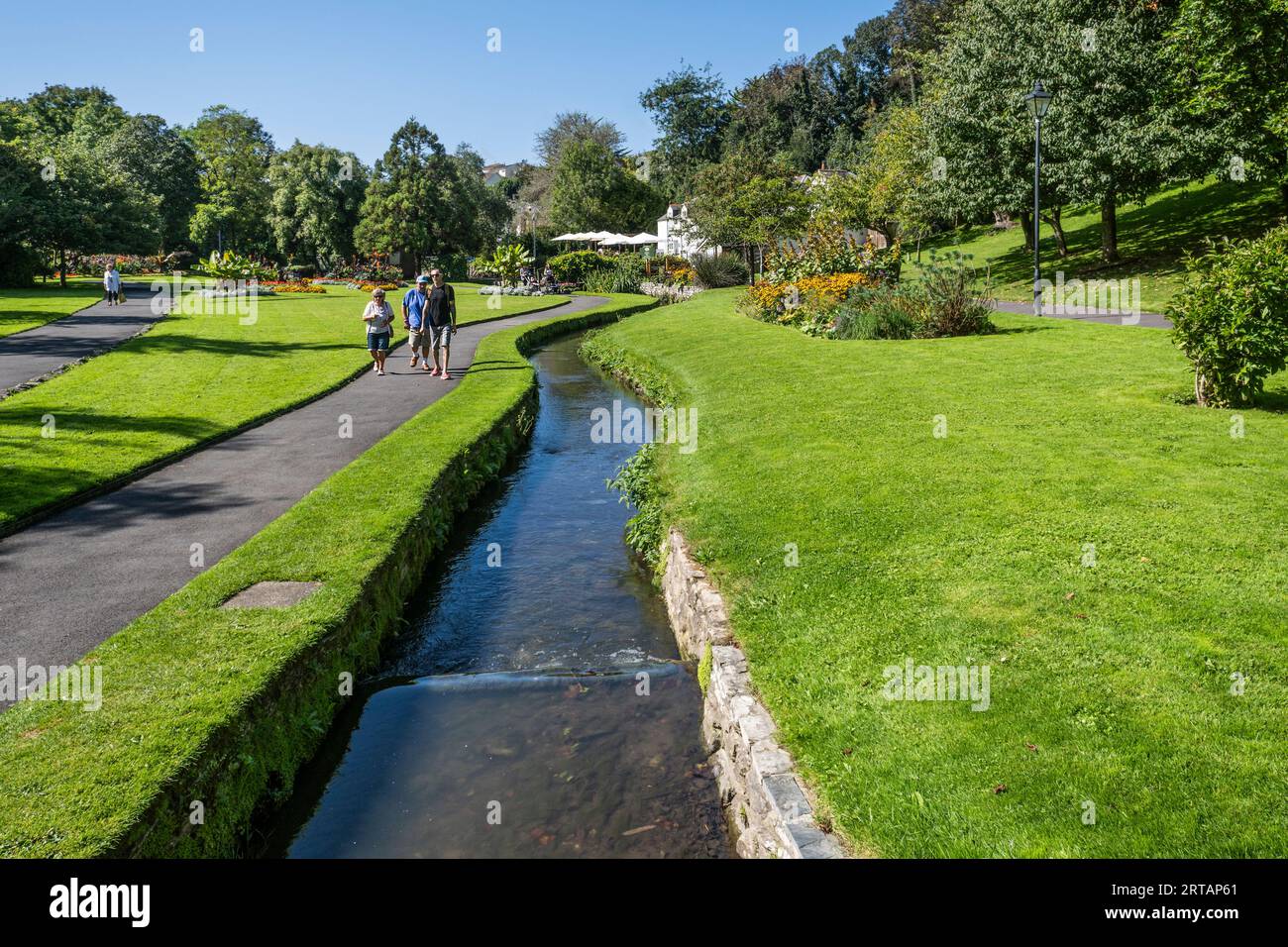 Un pequeño arroyo fluyendo a través de los jardines paisajísticos Trenance en Newquay en Cornualles en el Reino Unido. Foto de stock