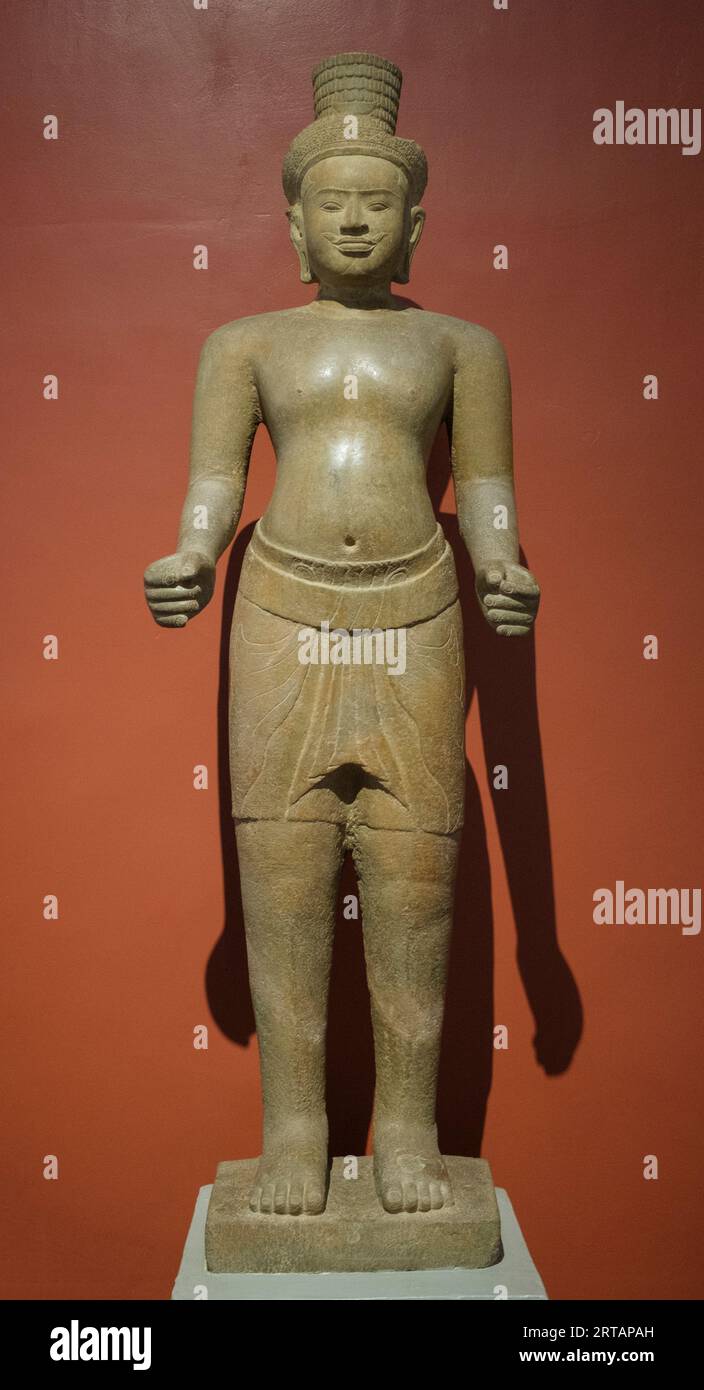 Camboya: Una estatua de piedra arenisca estilo Preah Ko del siglo IX del dios hindú Shiva, originaria de Angkor, ahora en el Museo Nacional de Camboya, Phnom Penh. El Museo Nacional, ubicado en un pabellón rojo construido en 1918, alberga una colección de arte jemer que incluye algunas de las mejores piezas existentes. Las exposiciones incluyen una estatua de Vishnu del siglo VI, una estatua de Shiva del siglo IX y la famosa cabeza esculpida de Jayavarman VII en pose meditativa. Particularmente impresionante es un busto dañado de un Vishnu reclinado que una vez fue parte de una estatua de bronce masiva encontrada en el Templo de Mebon Occidental en Angko Foto de stock