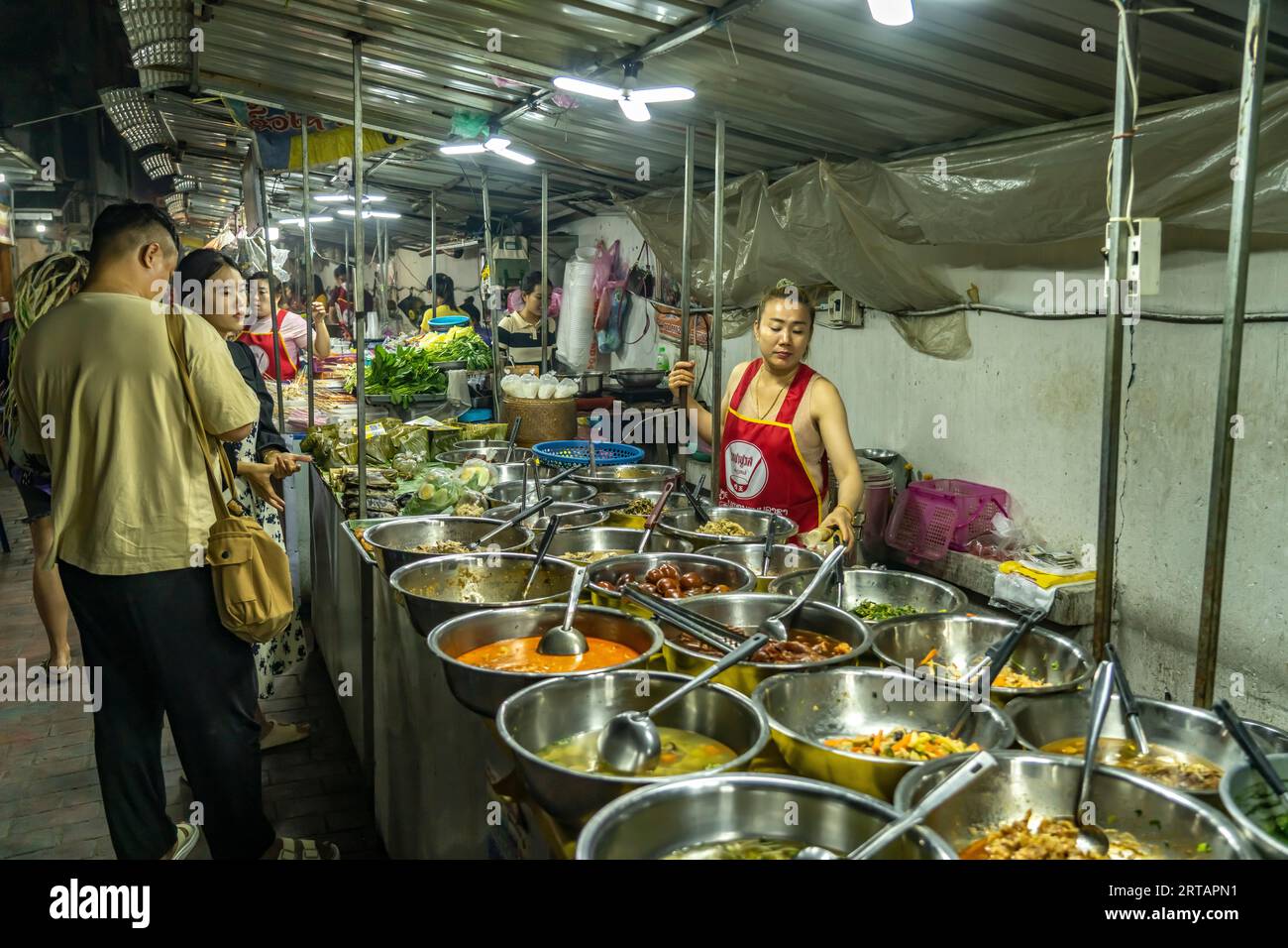 Buffet de comida callejera en el mercado nocturno en Luang Prabang, Laos, Asia Foto de stock