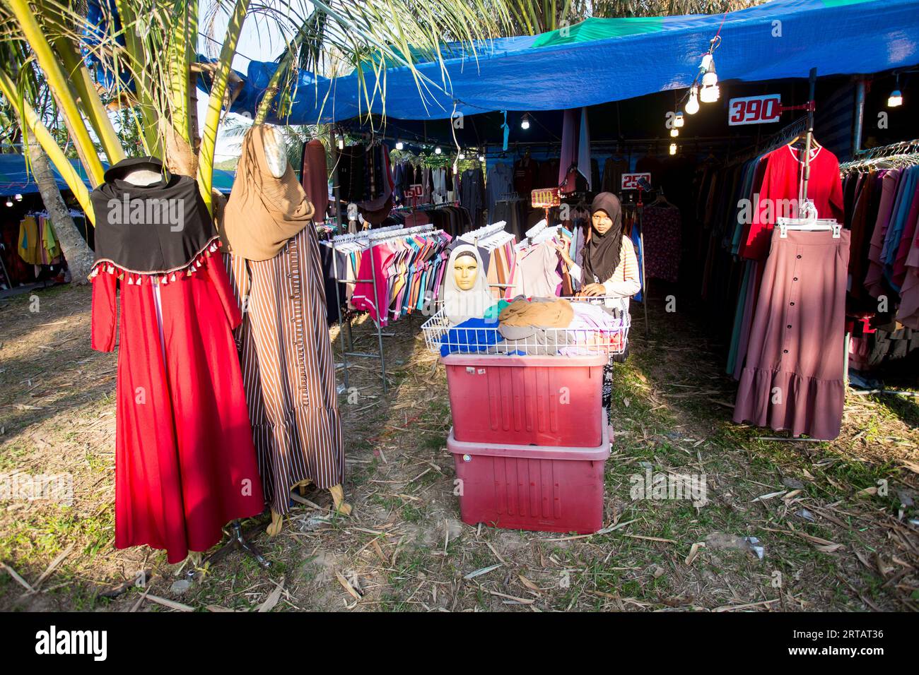 Ko Yao, Tailandia; 1 de enero de 2023: Puesto de ropa de calle en un mercado en la isla de Ko Yao. Foto de stock