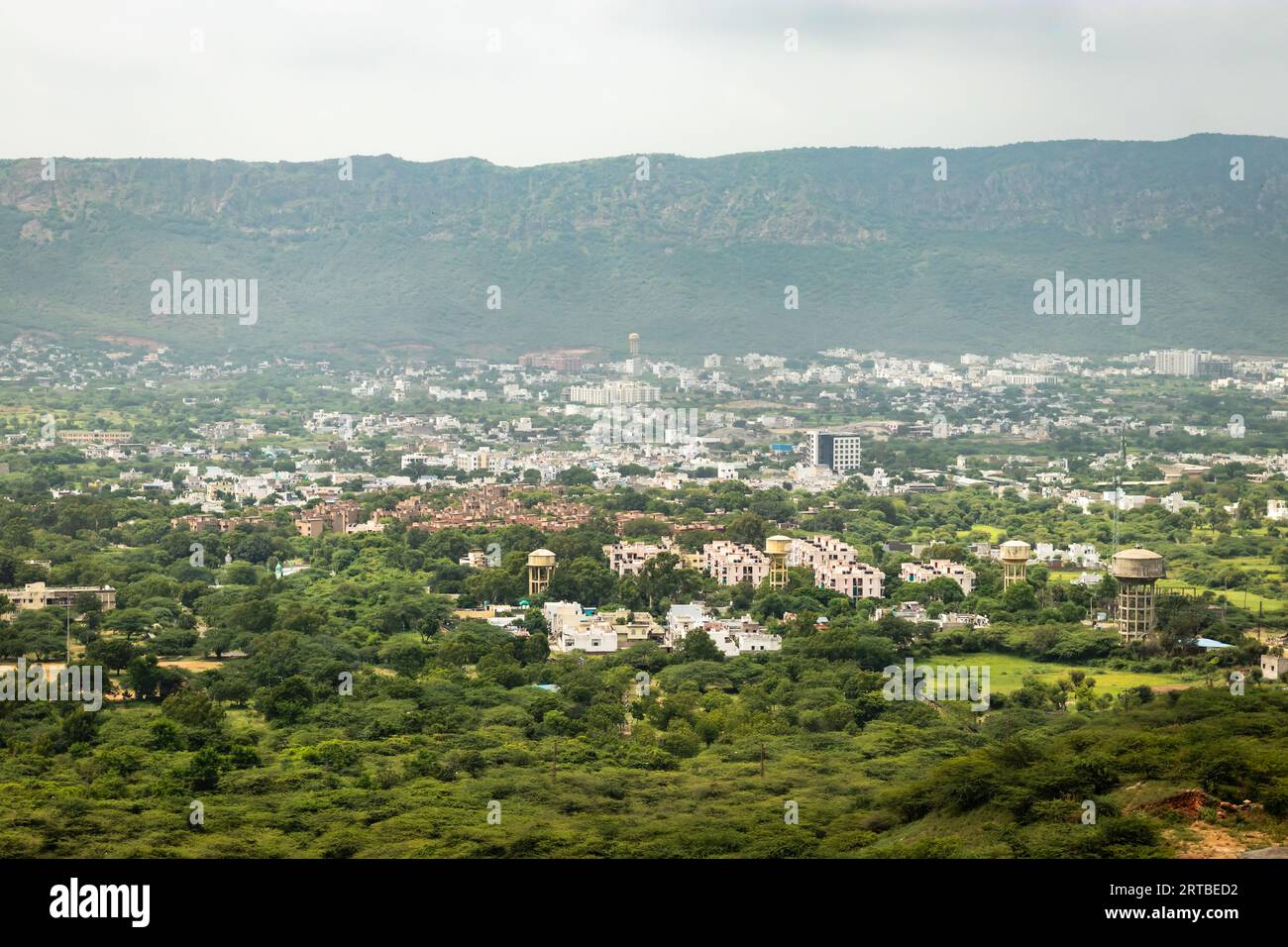 paisaje lleno de casas de ciudad con fondo de montaña brumosa por la mañana desde la imagen de ángulo plano se toma en ajmer rajasthan india Foto de stock