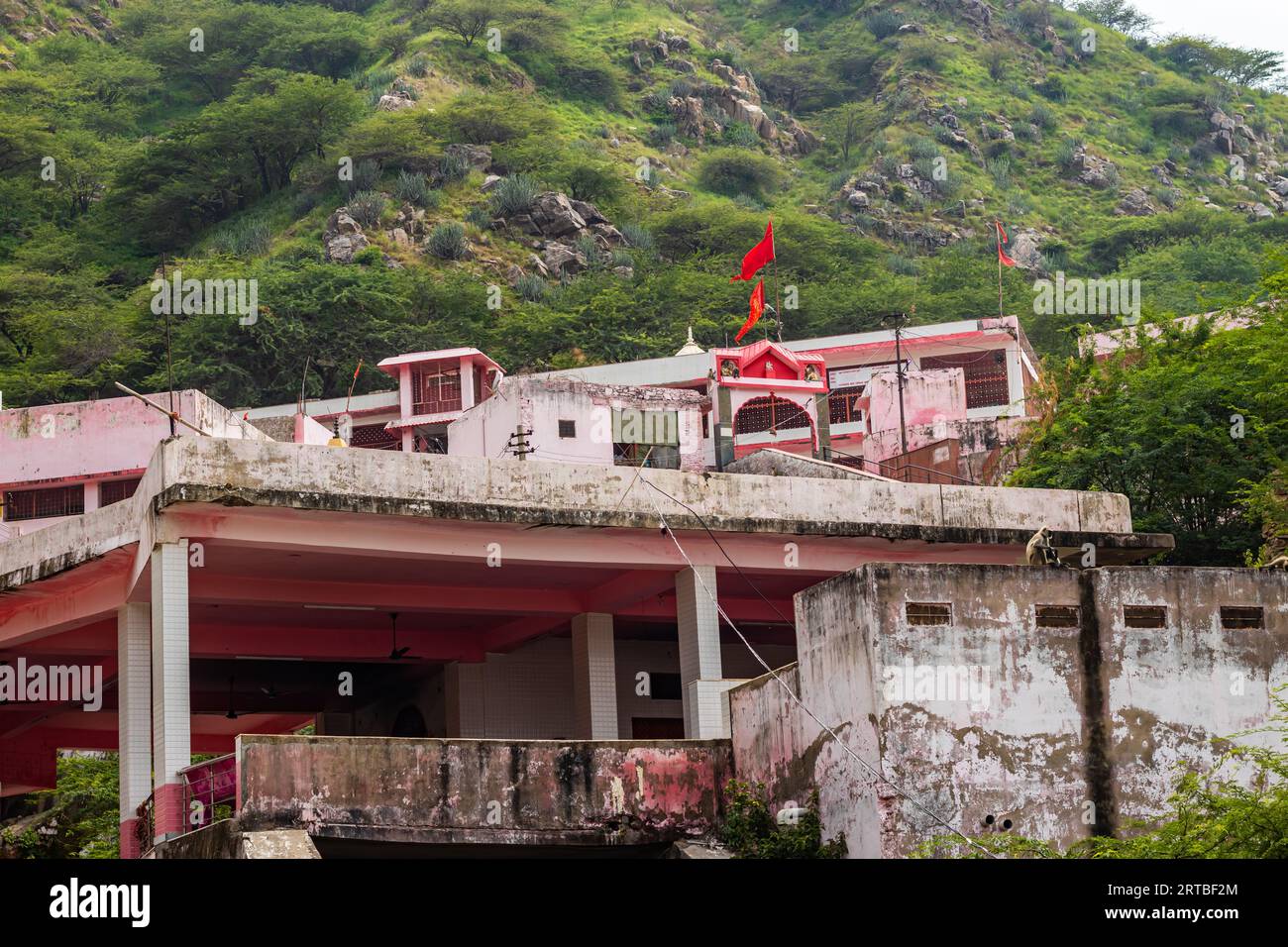 Diosa hindú Shri Chamunda Mata templo antiguo desde diferentes ángulos en el día imagen se toma en Shaktipeeth Shri Chamunda Mata Templo ajmer rajasthan en Foto de stock