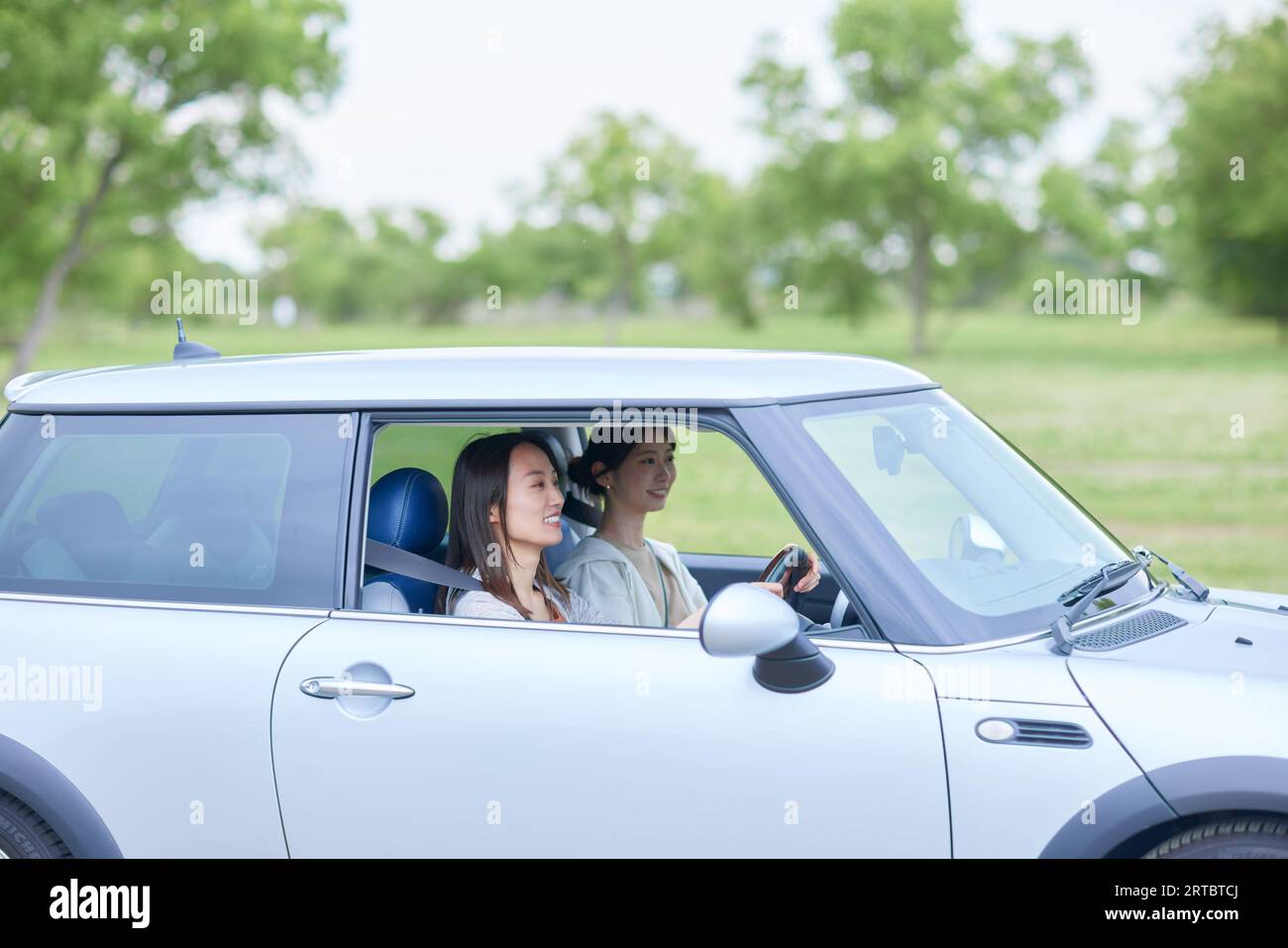 Mujeres japonesas conduciendo Foto de stock