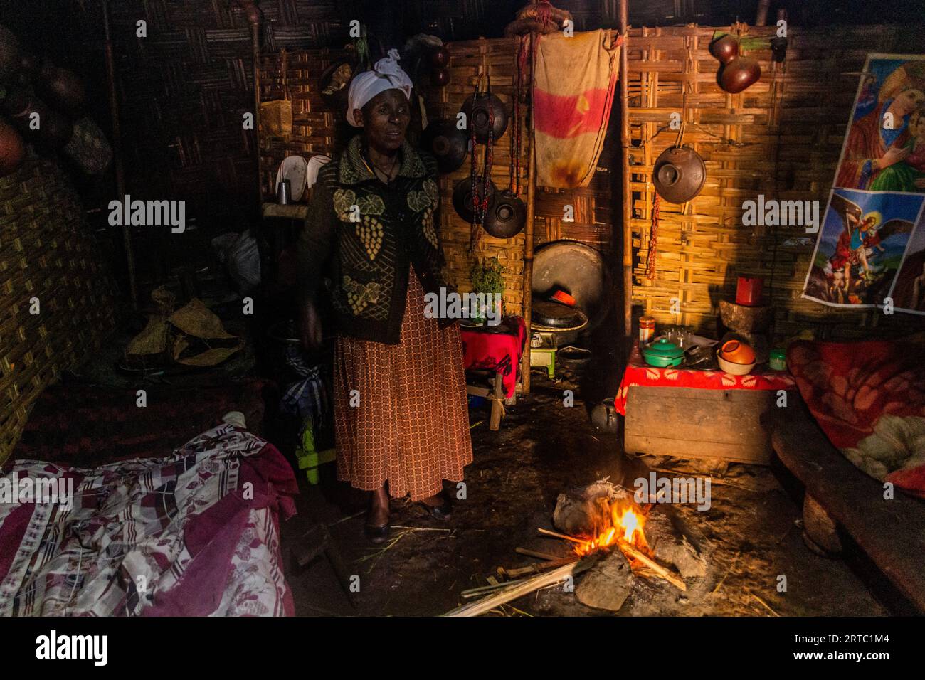 El hombre iluminado por la puerta en la oscuridad de la choza en Etiopía  Fotografía de stock - Alamy