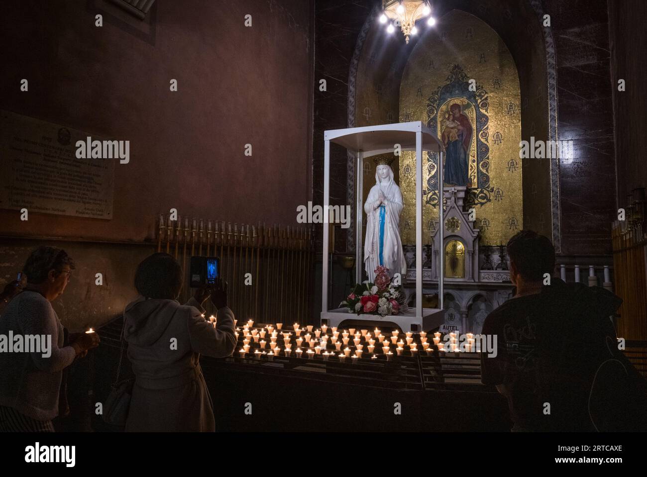 Interior de la Basílica de la Inmaculada Concepción, Lourdes, Francia Foto de stock