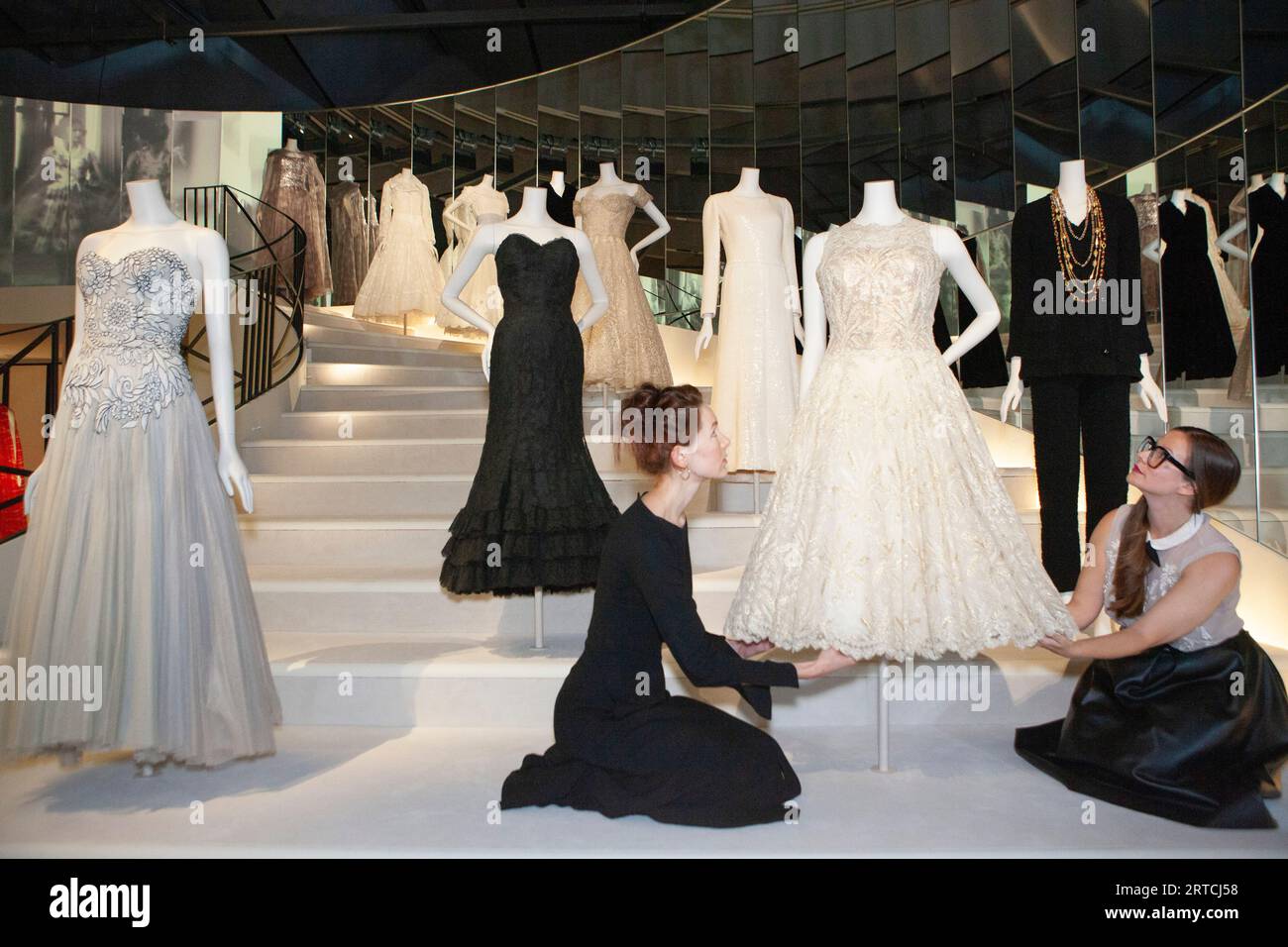 Chanel muestra los vestidos que deben llevar las mujeres elegantes en  primavera