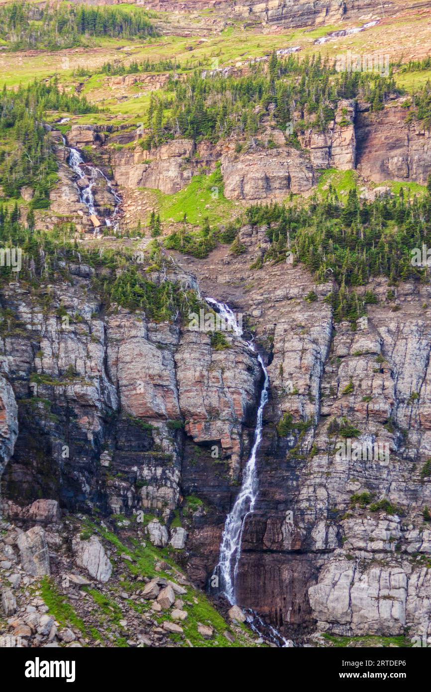 Por el lado de la cascada yendo hacia el Sol Road en el Glacier National Park en Montana. Foto de stock