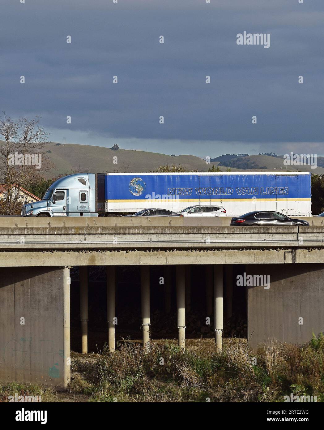 Nuevo camión de World Van Lines en el paso elevado de Alameda Creek de la autopista 880, California Foto de stock