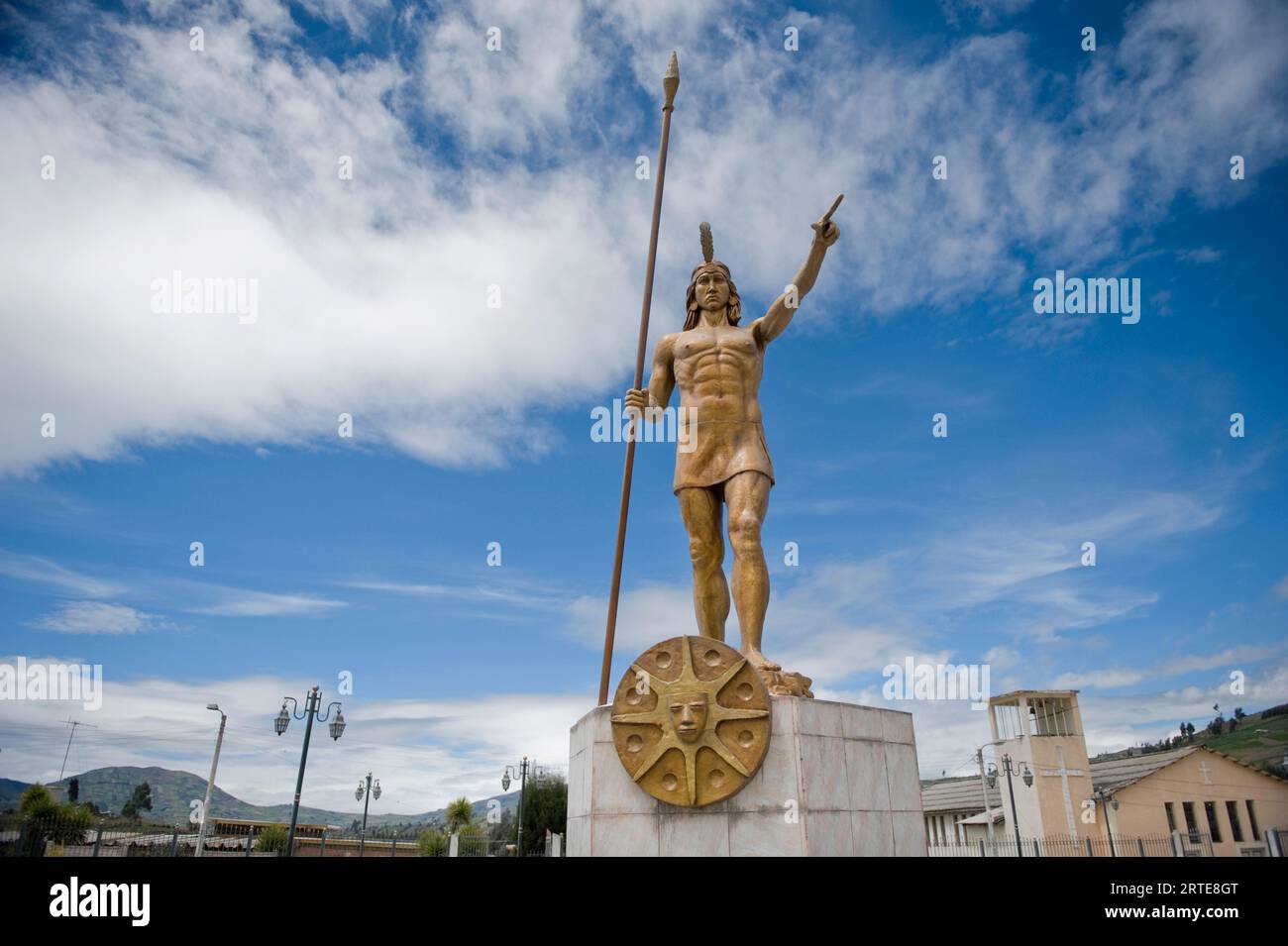 Estatua de un guerrero con lanza en el camino de Quito a Limón; Ecuador Foto de stock