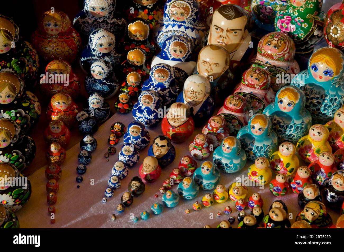 Muñecas de anidamiento dispuestas en un stand en la Plaza Roja en Moscú, Rusia; Moscú, Rusia Foto de stock