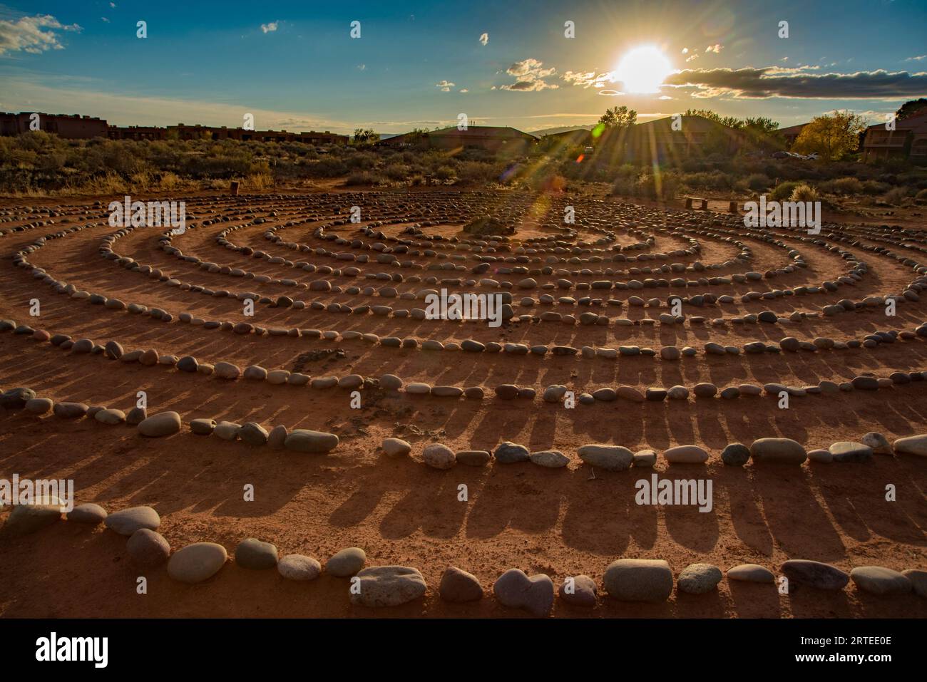 Ruta de senderismo a través de Snow Canyon, con círculos de piedras en una zona de reunión detrás del Red Mountain Spa, con laberinto de meditación y Snow Canyon MOUNTA... Foto de stock