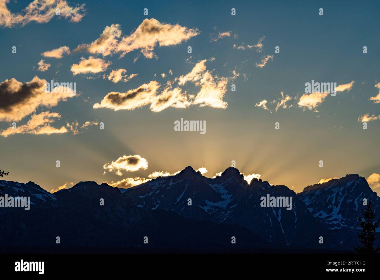 Estados Unidos, Idaho, Stanley, Vista panorámica de las montañas Sawtooth al atardecer Foto de stock