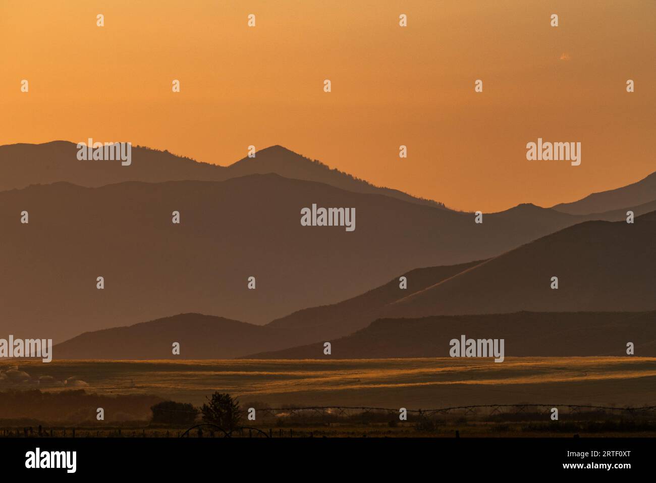 Estados Unidos, Idaho, Bellevue, Vista panorámica del paisaje de montaña al atardecer Foto de stock