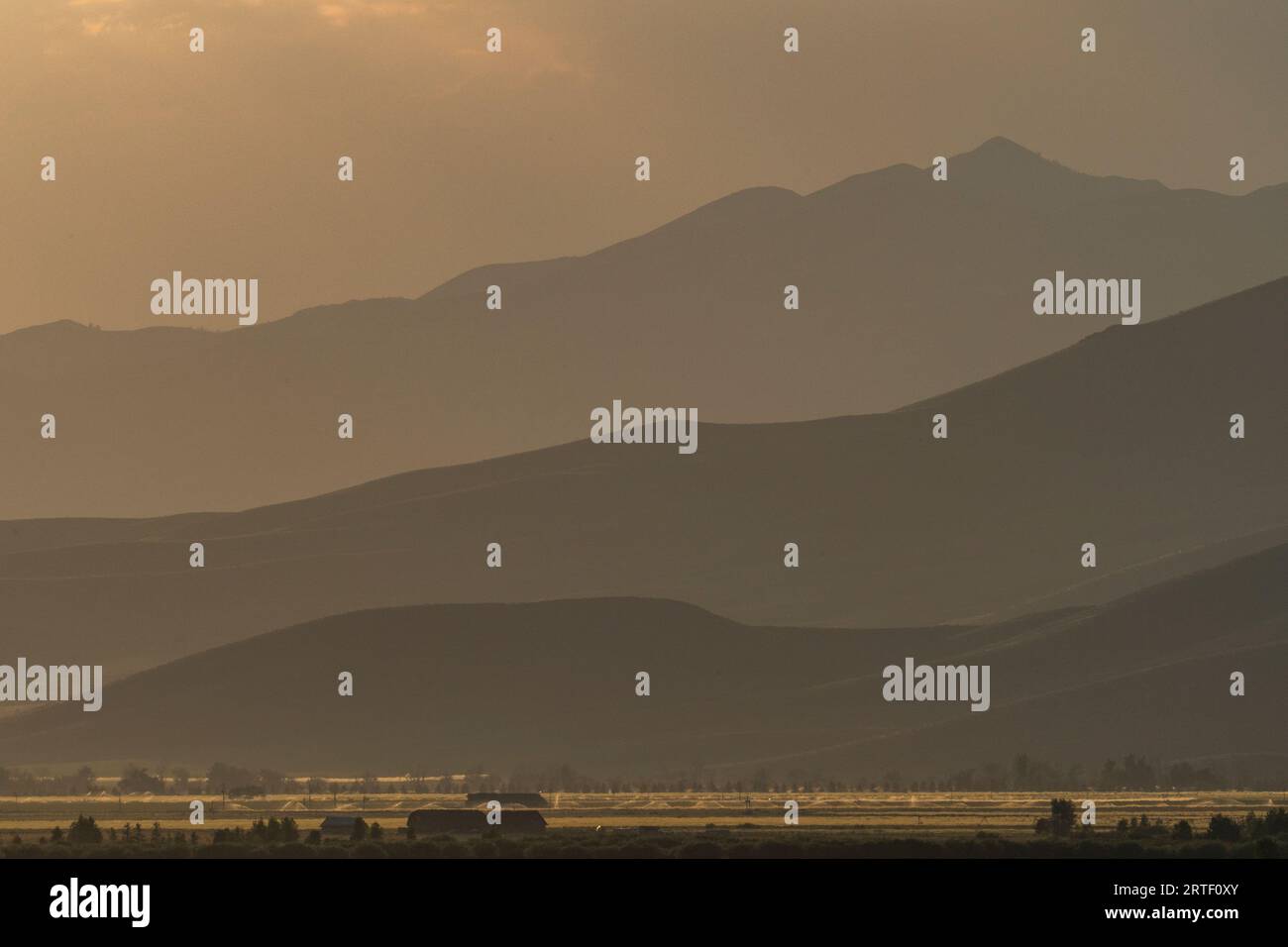 Estados Unidos, Idaho, Bellevue, Paisaje de montaña en niebla al atardecer Foto de stock