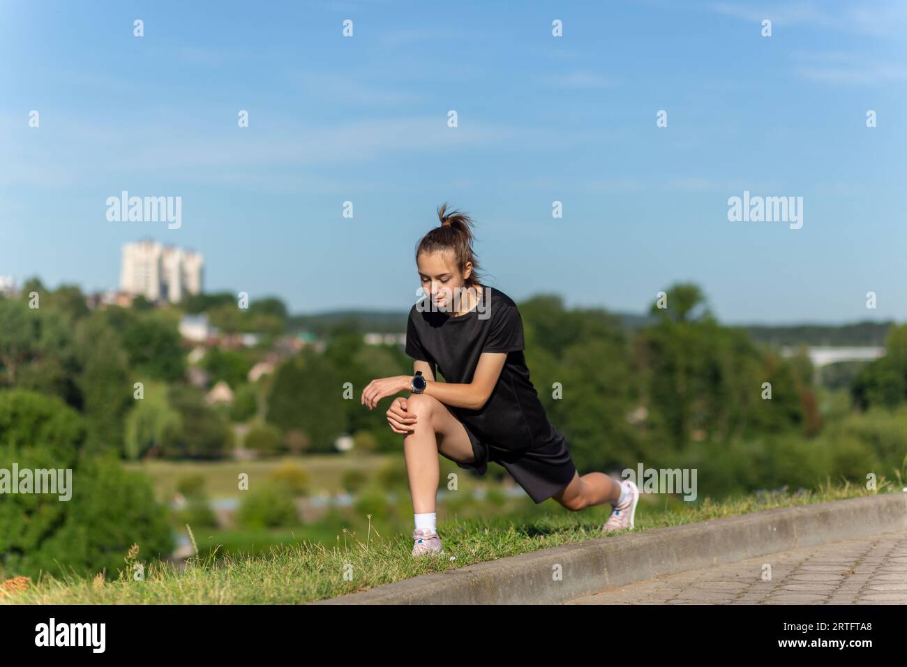 Mujer joven fitness en ropa deportiva para correr en el parque de la ciudad  saludable y estilos de vida