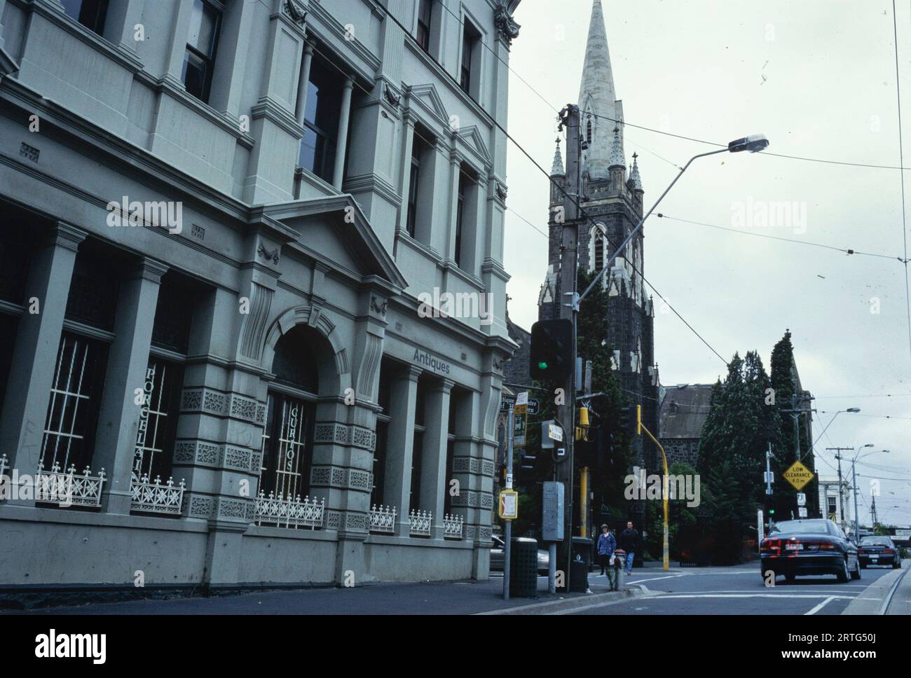 Melbourne, Australia Diciembre de 1999: Imagen icónica del paisaje urbano de Melbourne durante los años noventa, mostrando su vitalidad arquitectónica y urbana. Foto de stock