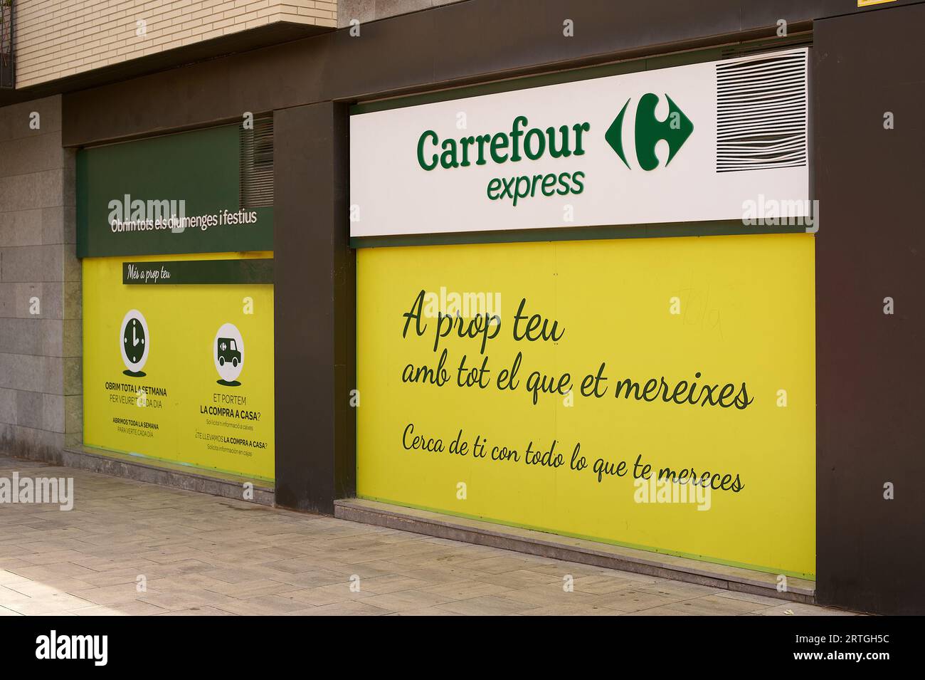 Viladecans, España - 13 de septiembre de 2023: Cartel promocional al aire libre Carrefour Express con nombre, logotipo y frases. Foto de stock