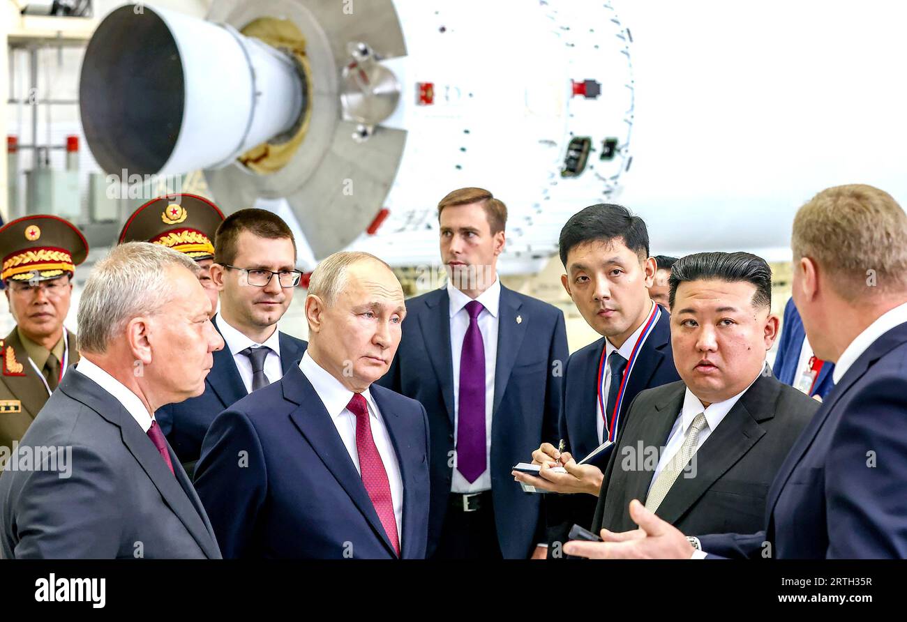 El líder norcoreano Kim Jong-un (2º-R) y el presidente ruso Vladimir Putin (2º-L) examinan un hangar de ensamblaje de cohetes durante su reunión el 13 de septiembre de 2023 en el cosmódromo Vostochny en la región de Amur, Rusia. Las conversaciones entre los dos líderes podrían llevar a un acuerdo de armas, ya que el líder norcoreano Kim Jong Un ha ofrecido al presidente ruso Vladimir Putin el 'apoyo inquebrantable' de su país a la 'lucha salvada' de Rusia. Kim dijo que Corea del Norte 'siempre estará con Moscú' en su 'lucha contra el imperialismo'. Foto de KREMLIN POOL/ UPI Foto de stock