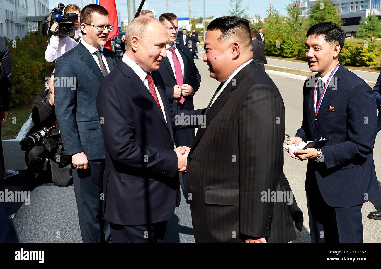 Amur, Federación de Rusia. 13 de septiembre de 2023. El líder norcoreano Kim Jong-un (C-R), se reúne con el presidente ruso Vladimir Putin (C-L) durante la Cumbre Rusia-Corea del Norte el 13 de septiembre de 2023 en el cosmódromo Vostochny en la región de Amur, Rusia. Las conversaciones entre los dos líderes podrían llevar a un acuerdo de armas, ya que el líder norcoreano Kim Jong Un ha ofrecido al presidente ruso Vladimir Putin el 'apoyo inquebrantable' de su país a la 'lucha salvada' de Rusia. Kim dijo que Corea del Norte 'siempre estará con Moscú' en su 'lucha contra el imperialismo'. Foto de KREMLIN POOL/ Crédito: UPI/Alamy Live News Foto de stock