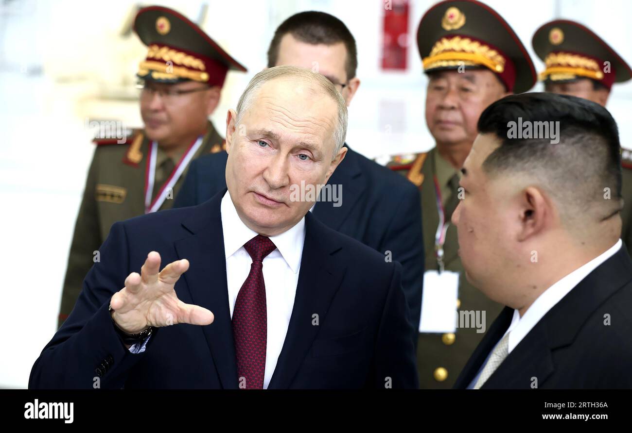 El líder norcoreano Kim Jong-un (derecha) y el presidente ruso Vladimir Putin (izquierda) examinan un hangar de ensamblaje de cohetes durante su reunión el 13 de septiembre de 2023 en el cosmódromo Vostochny en la región de Amur, Rusia. Las conversaciones entre los dos líderes podrían llevar a un acuerdo de armas, ya que el líder norcoreano Kim Jong Un ha ofrecido al presidente ruso Vladimir Putin el 'apoyo inquebrantable' de su país a la 'lucha salvada' de Rusia. Kim dijo que Corea del Norte 'siempre estará con Moscú' en su 'lucha contra el imperialismo'. Foto de KREMLIN POOL/ UPI Foto de stock