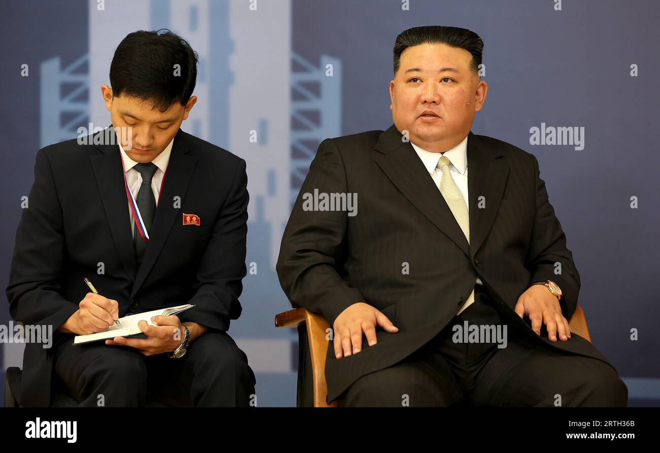 El líder norcoreano Kim Jong-un (R), se reúne con el presidente ruso Vladimir Putin (no visto) durante la Cumbre Rusia-Corea del Norte el 13 de septiembre de 2023 en el cosmódromo Vostochny en la región de Amur, Rusia. Las conversaciones entre los dos líderes podrían llevar a un acuerdo de armas, ya que el líder norcoreano Kim Jong Un ha ofrecido al presidente ruso Vladimir Putin el 'apoyo inquebrantable' de su país a la 'lucha salvada' de Rusia. Kim dijo que Corea del Norte 'siempre estará con Moscú' en su 'lucha contra el imperialismo'. Foto de KREMLIN POOL/ UPI Foto de stock