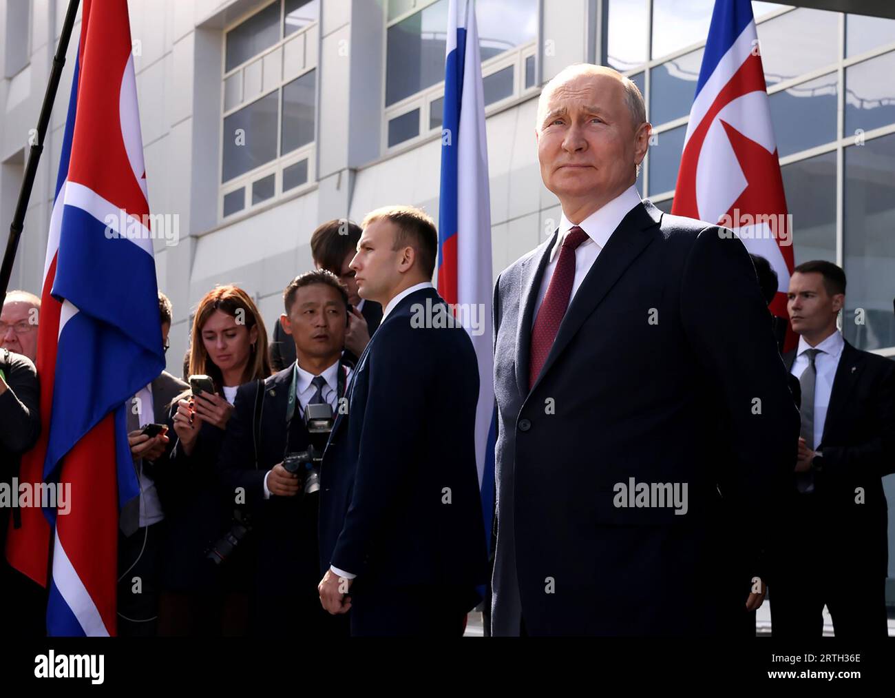 Amur, Federación de Rusia. 13 de septiembre de 2023. El presidente ruso Vladimir Putin espera la llegada del líder norcoreano Kim Jong-un el 13 de septiembre de 2023 al cosmódromo de Vostochny en la región de Amur, Rusia. Las conversaciones entre los dos líderes podrían llevar a un acuerdo de armas, ya que el líder norcoreano Kim Jong Un ha ofrecido al presidente ruso Vladimir Putin el 'apoyo inquebrantable' de su país a la 'lucha salvada' de Rusia. Kim dijo que Corea del Norte 'siempre estará con Moscú' en su 'lucha contra el imperialismo'. Foto de KREMLIN POOL/ Crédito: UPI/Alamy Live News Foto de stock