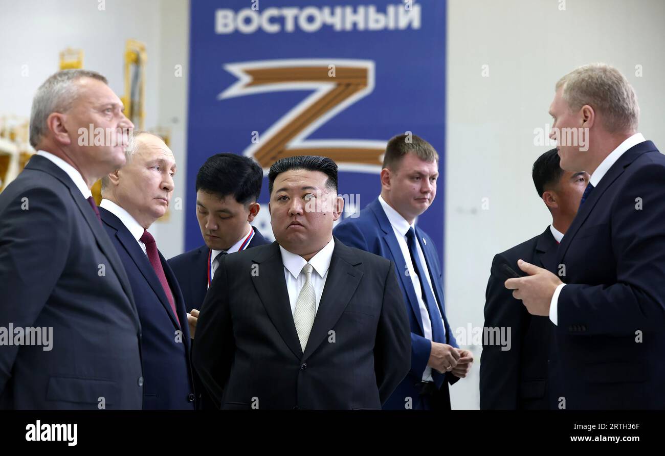 Amur, Federación de Rusia. 13 de septiembre de 2023. El líder norcoreano Kim Jong-un (C) se reúne con el presidente ruso Vladimir Putin (2º-L) el 13 de septiembre de 2023 en el cosmódromo de Vostochny en la región de Amur, Rusia. Las conversaciones entre los dos líderes podrían llevar a un acuerdo de armas, ya que el líder norcoreano Kim Jong Un ha ofrecido al presidente ruso Vladimir Putin el 'apoyo inquebrantable' de su país a la 'lucha salvada' de Rusia. Kim dijo que Corea del Norte 'siempre estará con Moscú' en su 'lucha contra el imperialismo'. Foto de KREMLIN POOL/ Crédito: UPI/Alamy Live News Foto de stock