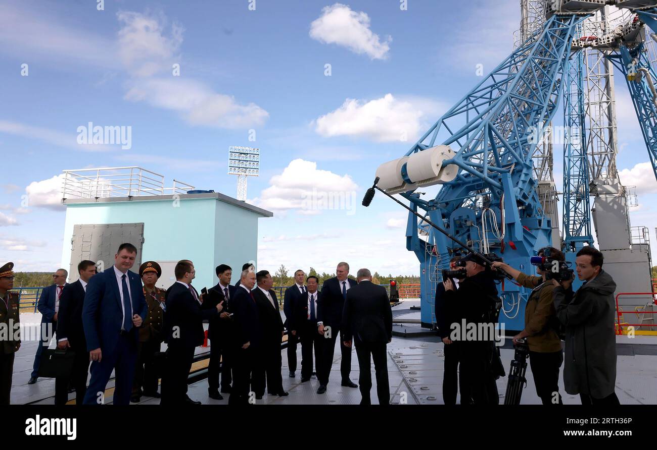 El líder norcoreano Kim Jong-un (C-R) y el presidente ruso Vladimir Putin (C-L), examinan una plataforma de lanzamiento de cohetes Soyuz durante su reunión el 13 de septiembre de 2023 en el cosmódromo de Vostochny en la región de Amur, Rusia. Las conversaciones entre los dos líderes podrían llevar a un acuerdo de armas, ya que el líder norcoreano Kim Jong Un ha ofrecido al presidente ruso Vladimir Putin el 'apoyo inquebrantable' de su país a la 'lucha salvada' de Rusia. Kim dijo que Corea del Norte 'siempre estará con Moscú' en su 'lucha contra el imperialismo'. Foto de KREMLIN POOL/ UPI Foto de stock