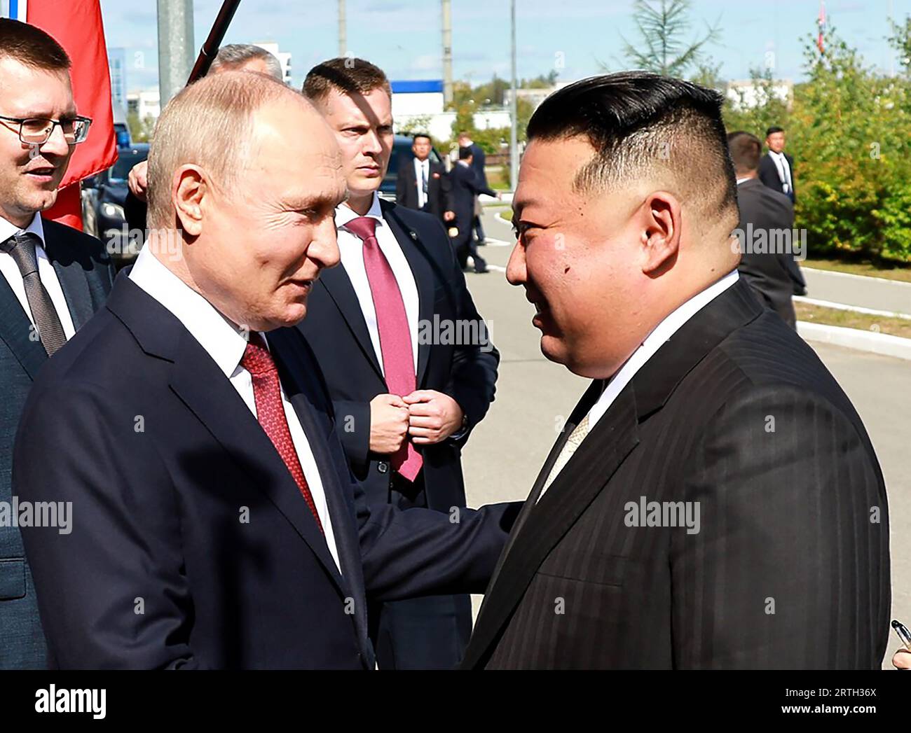 Stock Amur, Federación Rusa. 13 de septiembre de 2023. El líder norcoreano Kim Jong-un (derecha), se reúne con el presidente ruso Vladimir Putin (izquierda) durante la Cumbre Rusia-Corea del Norte el 13 de septiembre de 2023 en el cosmódromo Vostochny en la región de Amur, Rusia. Las conversaciones entre los dos líderes podrían llevar a un acuerdo de armas, ya que el líder norcoreano Kim Jong Un ha ofrecido al presidente ruso Vladimir Putin el 'apoyo inquebrantable' de su país a la 'lucha salvada' de Rusia. Kim dijo que Corea del Norte 'siempre estará con Moscú' en su 'lucha contra el imperialismo'. Foto de KREMLIN POOL/ Crédito: UPI/Alamy Live News Foto de stock