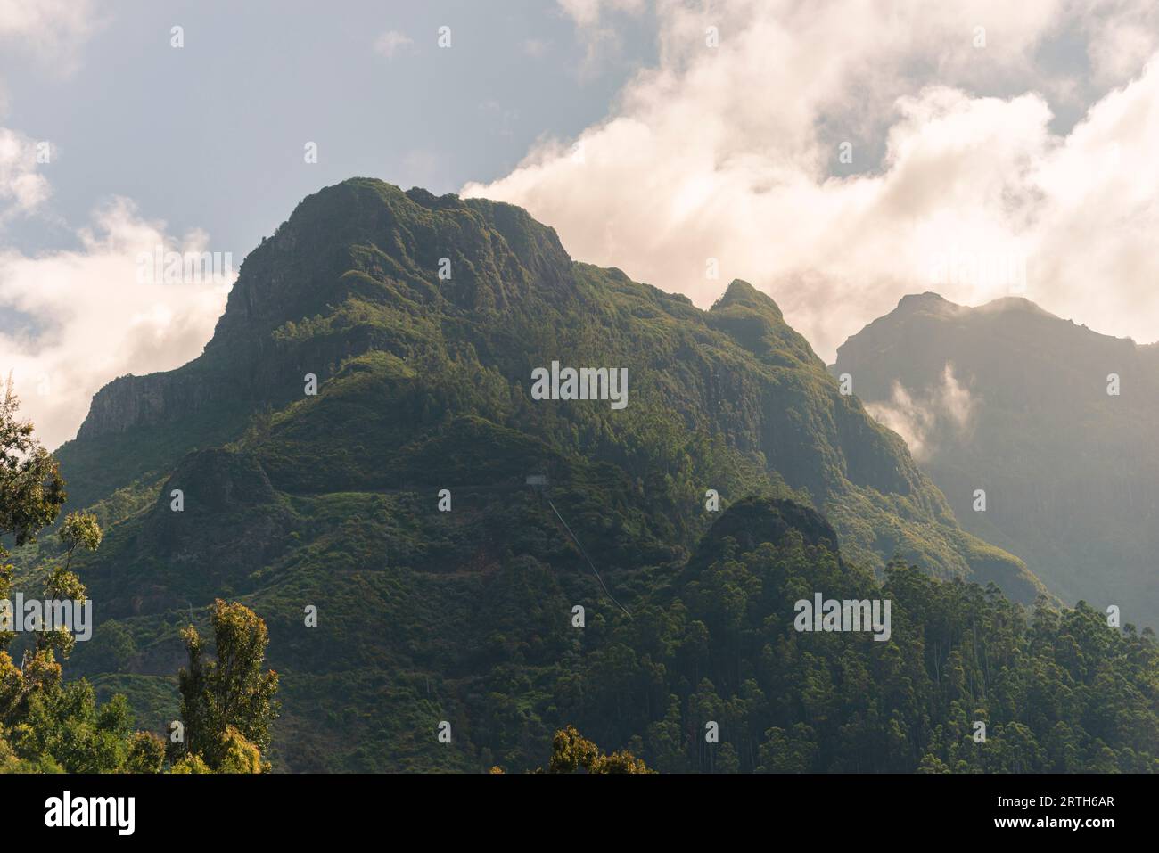 Paisaje de montaña nublado de la isla de Madeira Foto de stock