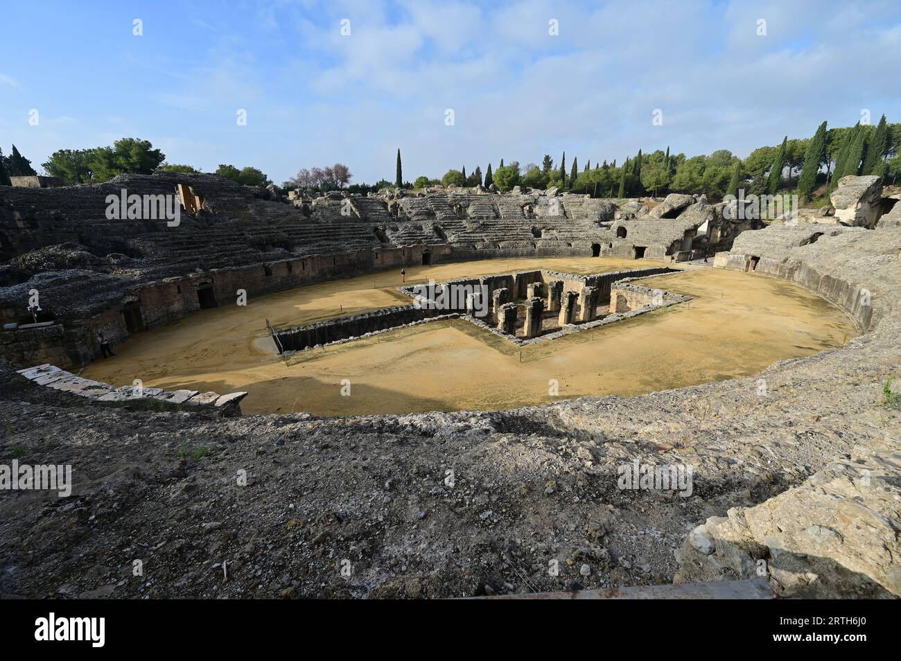 Fossa Bestiaria y el Anfiteatro de Itálica en España. Foto de stock