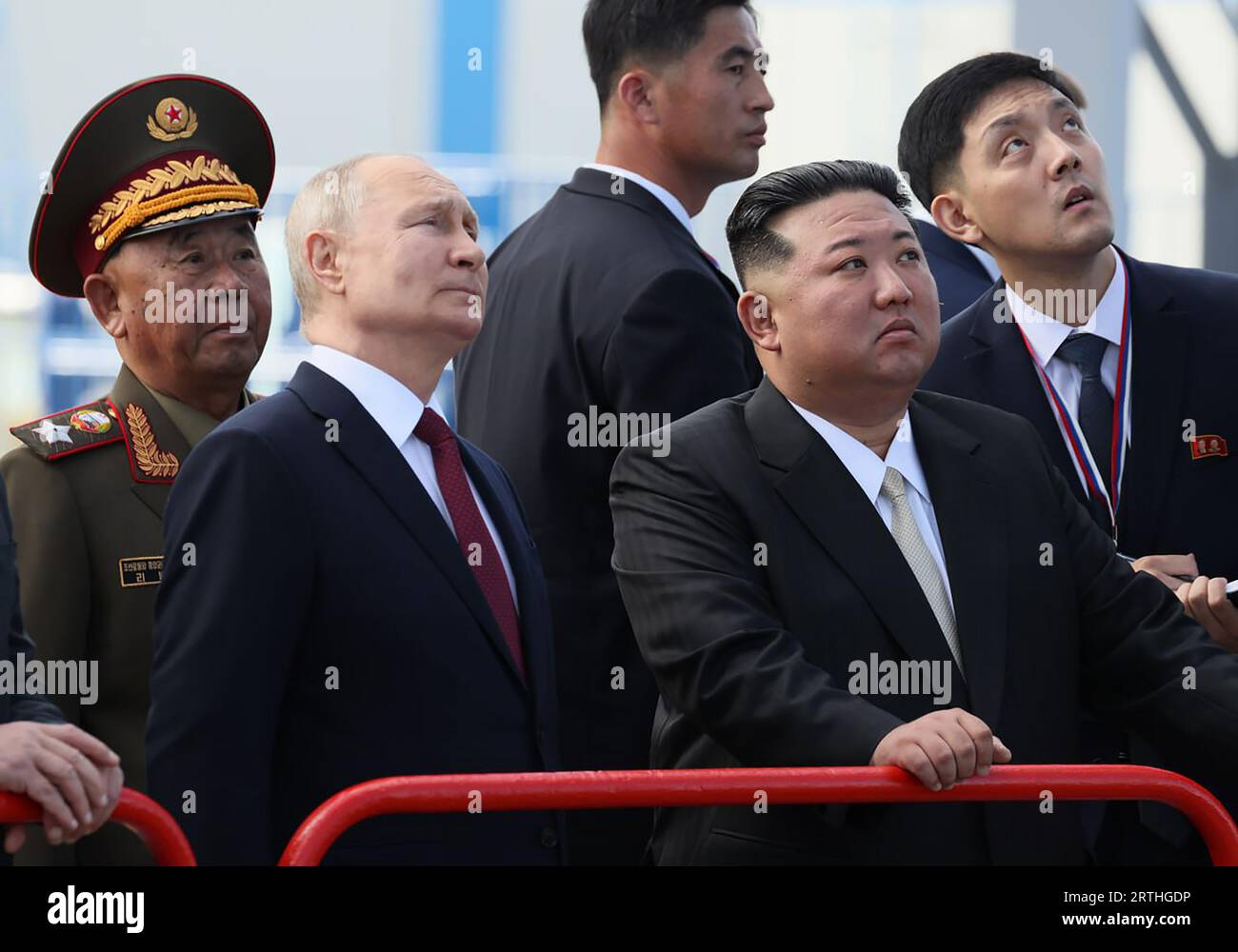 Amur, Rusia. 13 de septiembre de 2023. El líder norcoreano Kim Jong-un (C-R) y el presidente ruso Vladimir Putin (C-L) examinan un hangar de ensamblaje de cohetes durante su reunión el 13 de septiembre de 2023 en el cosmódromo Vostochny en la región de Amur, Rusia. Las conversaciones entre los dos líderes podrían llevar a un acuerdo de armas, ya que el líder norcoreano Kim Jong Un ha ofrecido al presidente ruso Vladimir Putin el 'apoyo inquebrantable' de su país a la 'lucha salvada' de Rusia. Kim dijo que Corea del Norte 'siempre estará con Moscú' en su 'lucha contra el imperialismo'. Foto de KREMLIN POOL/ Crédito: UPI/Alamy Live News Foto de stock