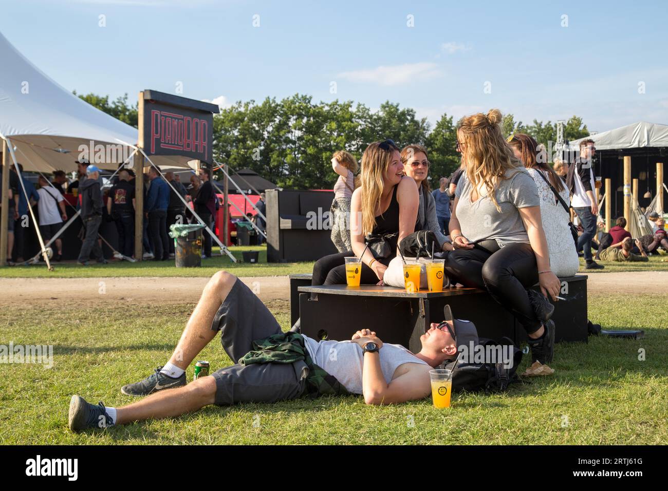 Roskilde, Dinamarca, 29 de junio de 2016: Gente hablando y disfrutando del sol en un bar en el Festival Roskilde Foto de stock